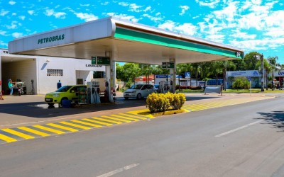 Postos de combustíveis, supermercados e farmácias continuam abertos; lojas permanecem  fechadas 