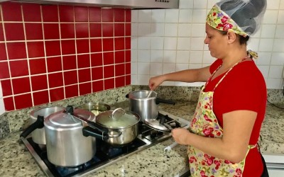 Para sustentar os 7 filhos em época de crise, diarista inova e passa até a cozinhar 