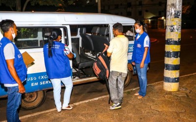 Abordagem Social tenta convencer pessoas em situação de rua a irem para o Alojamento