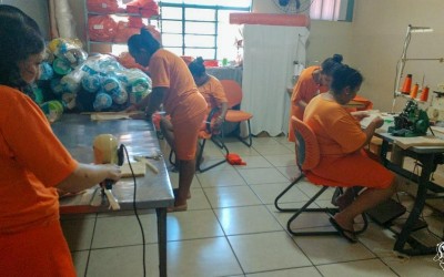 Reeducandos fabricam máscaras e capotes para Hospital Auxiliadora e Cassems