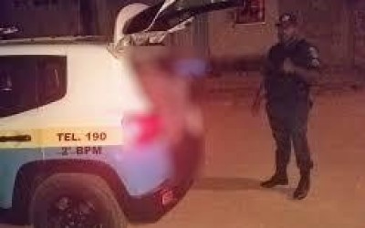 Homem que bateu na mulher afronta PM que usa força física para prendê-lo 