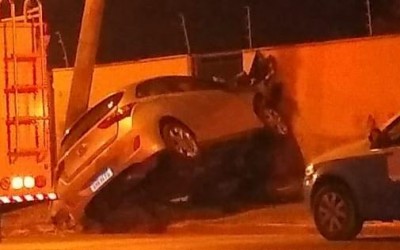 Carro desgovernado sobe em calçada, bate em poste e por pouco não invade residência 