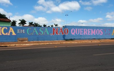 Cemitério tem muro pintado com frase 