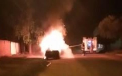 Incêndio destrói veículo abandonado no Alto da Boa Vista