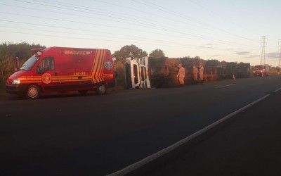 PRF e Bombeiros atendem acidente com carreta na BR-262