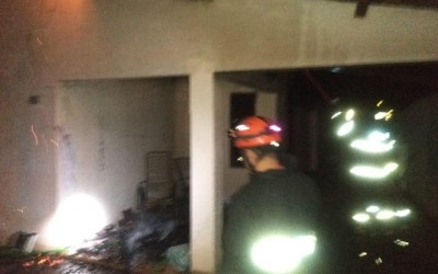 Bombeiros combatem incêndio em residência no bairro Vila Nova