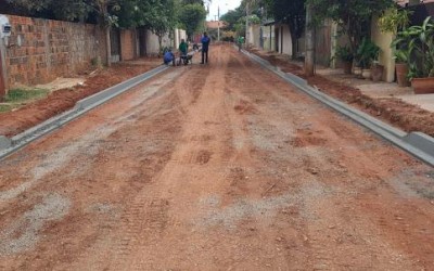 Rua ao lado do Almoxarifado Municipal de Três Lagoas recebe pavimentação asfáltica 