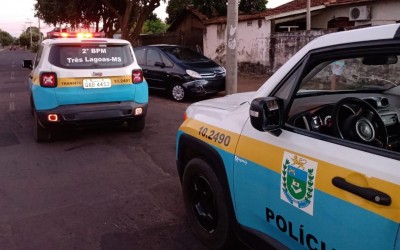 Jovem que bateu carro em poste e mulher que estava em moto embriagada são presos pela PM 