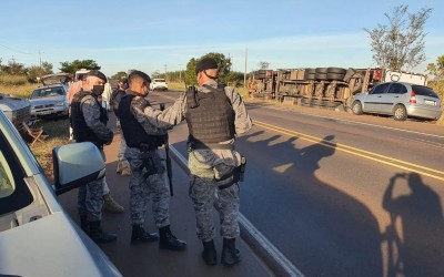 Carreta carregada de carne bovina avaliada em R$ 170 mil tomba na BR 262 e populares tentam saquear