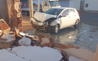 Motorista de HB20 invade residência e foge do local 