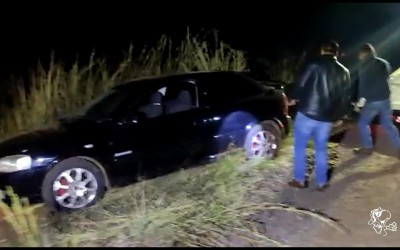Traficantes furam bloqueio e abandonam veículo na floresta de eucalipto com 100 kg de maconha e skank