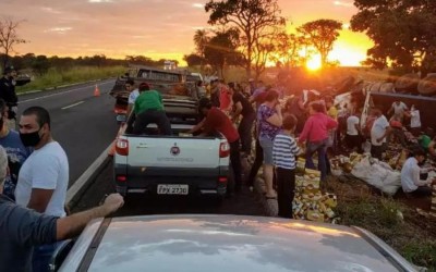 Em Nova Andradina, caminhão de cerveja tomba e motoristas fazem estoque