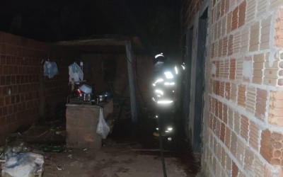 Bombeiros registram incêndio em residência no bairro Santa Terezinha 