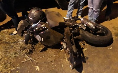 Piloto de moto esportiva morre após bater em poste e caminhão em Rio Preto