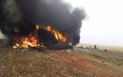 Em Chapadão do Sul, carretas batem, pegam fogo e interdita rodovia 