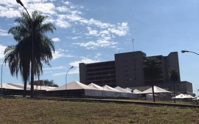 Sem espaço, corpos de vítimas de coronavírus são colocados em contêineres em Campo Grande 