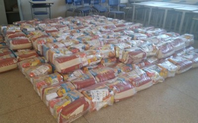 Alunos da Escola Parque São Carlos recebem kit de alimentação