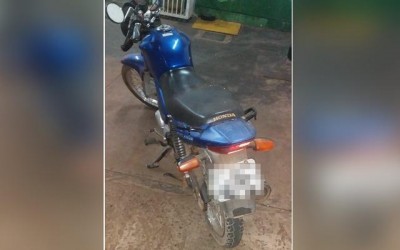Denúncia de funcionários de posto leva polícia até moto que foi apreendida 