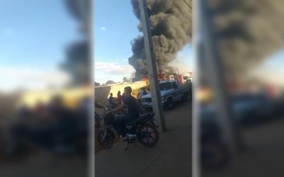 Incêndio em garagem de ônibus assusta moradores do Jardim Glória, em Três Lagoas
