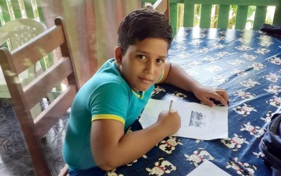 Menino de 11 anos morre após receber descarga elétrica de celular que estava carregando