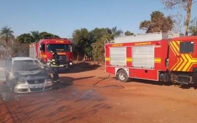 VW Polo fica destruído após incêndio no bairro Vila Verde