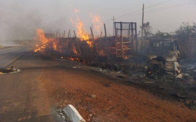 Após acidente, carreta carregada com eucalipto pega fogo e interdita a BR-262