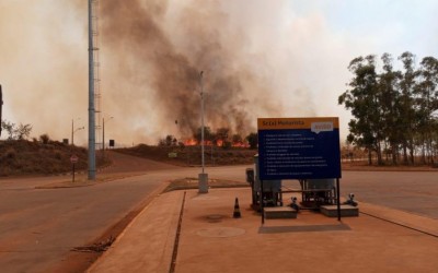 Incêndio de grandes proporções é registrado na região da Suzano, às margens da BR-158