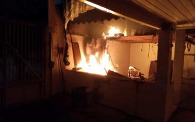 Incêndio destrói oficina no bairro Santa Rita em Três Lagoas 