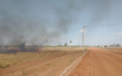 Além de abafadores, Corpo de Bombeiros utiliza 1.000 litros de água para combater incêndio perto do shopping 
