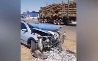 Desgovernada, Picape sobe em canteiro e derruba poste de iluminação 