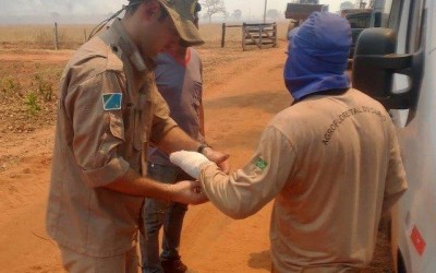 Trabalhador fica ferido ao tentar combater incêndio; bombeiros realizaram atendimento à vítima