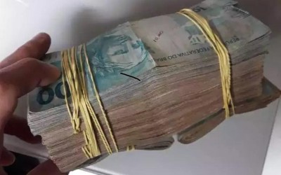 Quase R$ 34 mil em dinheiro, colar e pulseira são apreendidos com dois homens em operação da Polícia Civil 