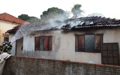 Surtado, homem briga com a mulher e ateia fogo em recicláveis que destrói residência no Nossa Senhora Aparecida