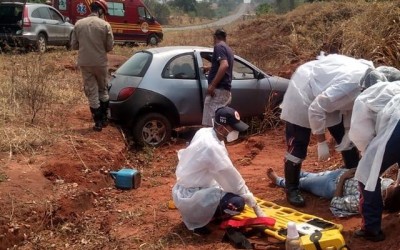 Roda trava de Ford KA que capota em rodovia na região de Três Lagoas