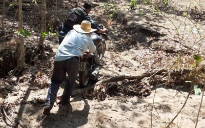 Capataz que procurava vaca em pasto acaba encontrando moto furtada 