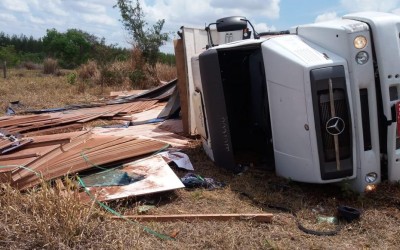 Motorista que tombou caminhão em curva da BR-262 disse que a carga teve um 
