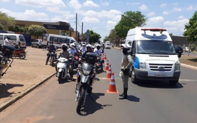 Blitz aplicou 12 multas nesta sexta-feira aos condutores que passavam pela Av. Capitão Olinto Mancini 