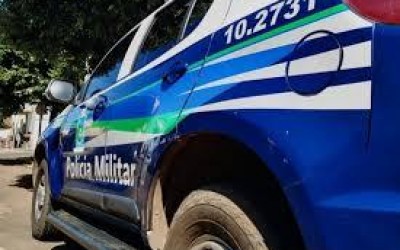 Mulher que supostamente usava drogas com grupo surta, cospe em policiais e fala que eles teriam que procurar bandidos 