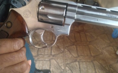 Idoso se irrita com pedreiros, pega revólver e acaba detido no Parque São Carlos 