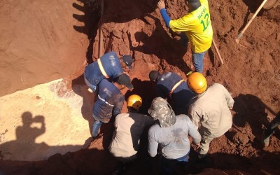 Trabalhador soterrado em canteiro de obras é socorrido com vida pelos bombeiros 