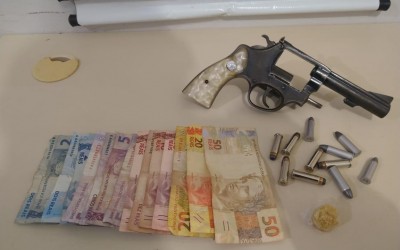 Jovem detido com droga estava com revólver escondido embaixo do colchão da cama do pai   