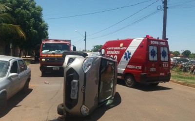 Motorista bate em carro parado e tomba veículo ao lado do Detran de Três Lagoas