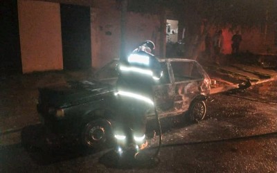 Incêndio em veículo e em residência mobiliza equipes do Corpo de Bombeiros 