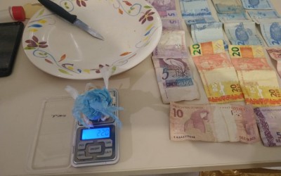 Polícia flagra o exato momento em que suposto traficante vendia crack para usuário