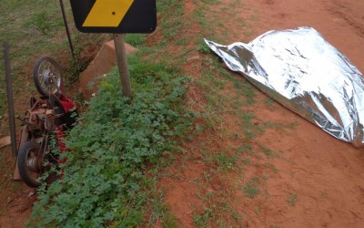 Motociclista morre após bater contra estrutura de concreto edificada às margens de estrada