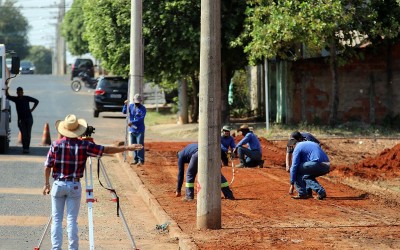 Moradores do Vila Zuque aprovaram construção de calçada que vai dar mais segurança aos pedestres  