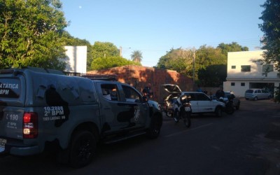Fuga de motorista derruba policiais de moto que atiram para cessar perseguição 