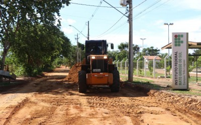 Prefeito ouve reinvindicação de moradores e inicia pavimentação asfáltica da rua de acesso ao IFMS