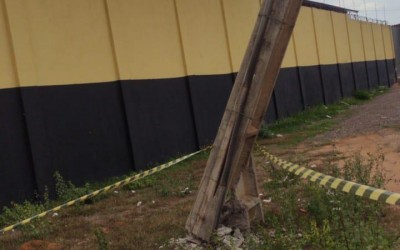 Avenida de Três Lagoas é interditada após risco de queda de poste de energia elétrica   