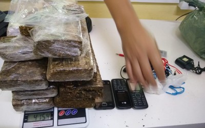 Drogas, celulares e até fone de ouvido são apreendidos após serem arremessados para dentro de presídio  